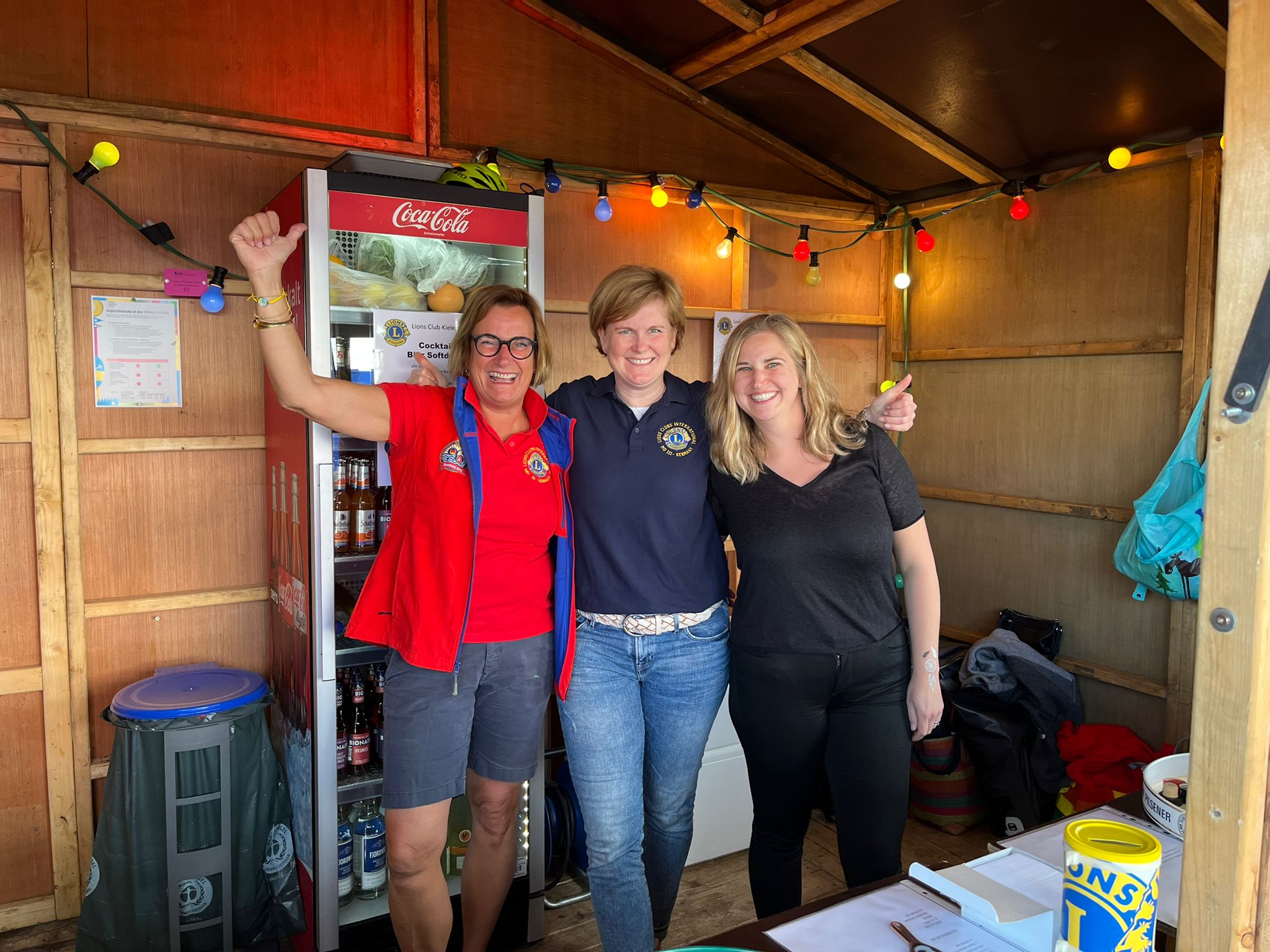 Mitglieder des Lions Club Kieler Sprotten am Cocktailstand