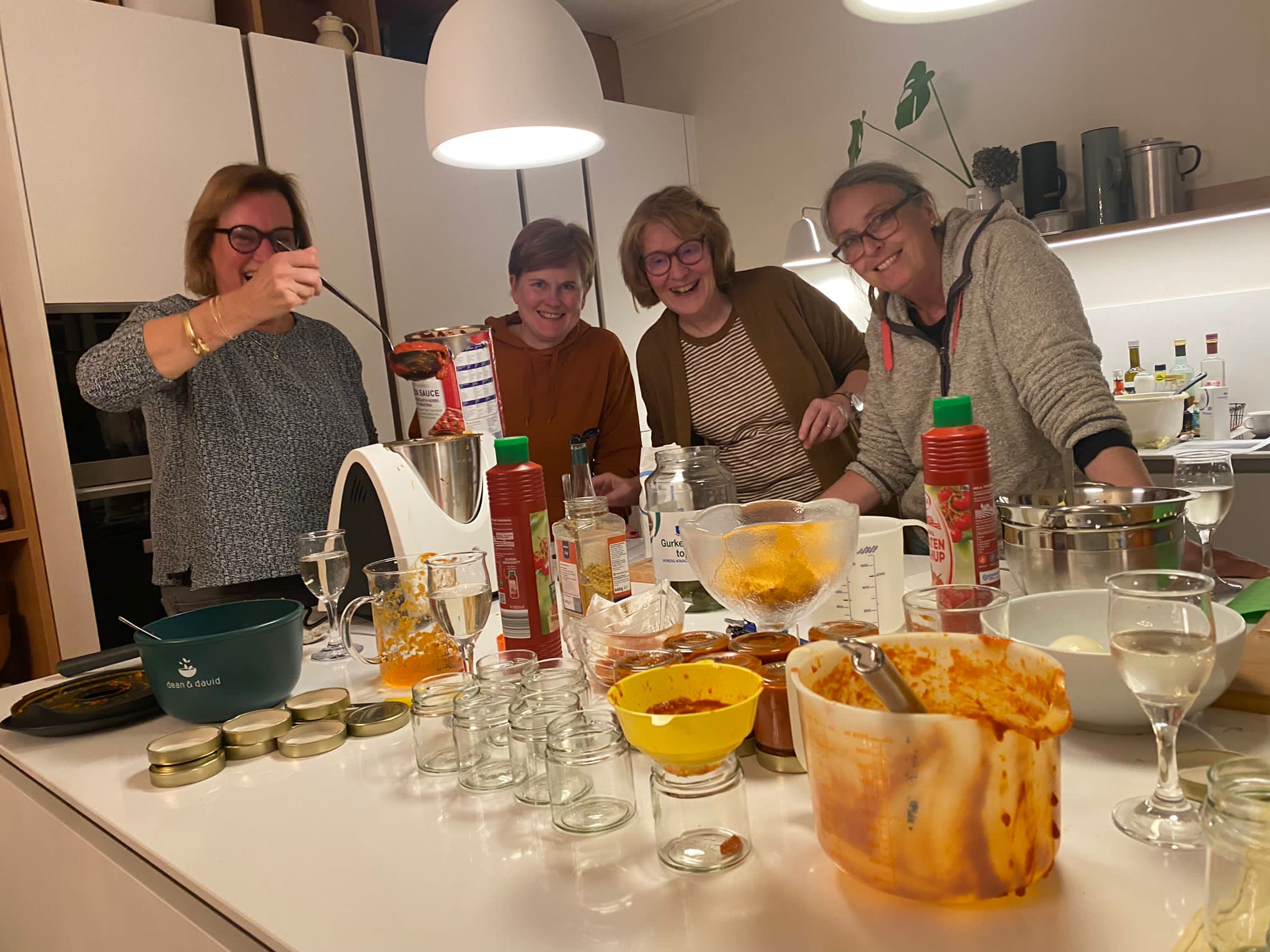 Mitglieder des Lions Clubs Kieler Sprotten bei der Herstellung von Currywurstsoße